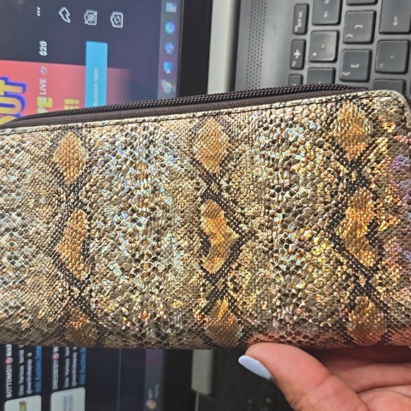 Accessories - Wallet giveaway